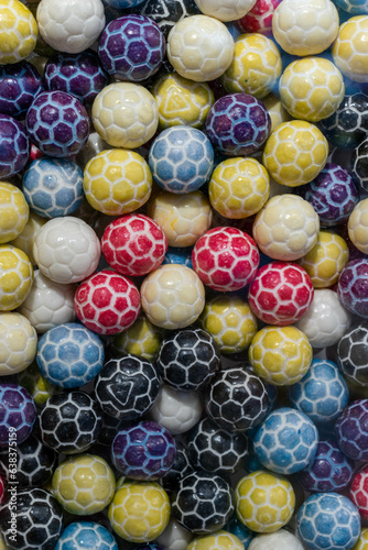 Słodkie i kolorowe piłki do jedzenia. Cukierki dla dzieci. Słodycze. Cheat day. © po.foto