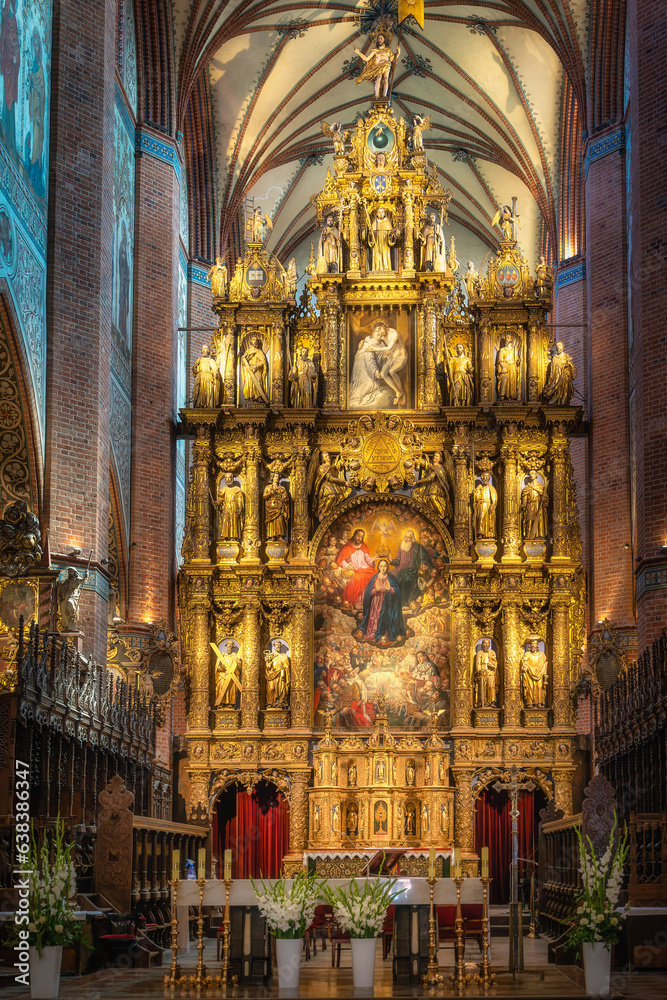 Fototapeta premium Closeup on amazing, golden and ornate altar of Church of the Assumption of the Blessed Virgin Mary, Cathedral Basilica in Pelplin, Poland
