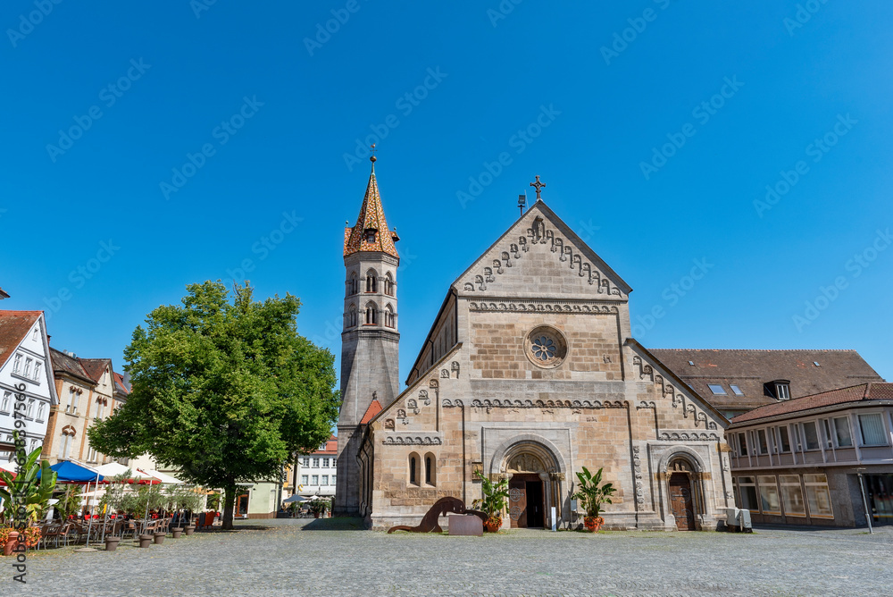 Die Westfassade der Johanniskirche in der Altstadt von Schwäbisch Gmünd mit Johannisplatz bei schönem Sommerwetter und wolkenlosem Himmel