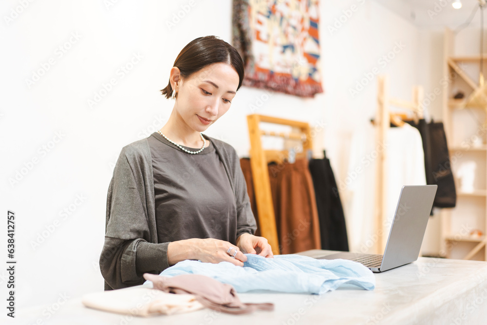 働く日本人女性/アパレル店員 働く日本人女性/アパレル店員