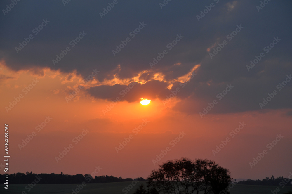 Fototapeta premium pôr do sol incrível, luz entre as nuvens 
