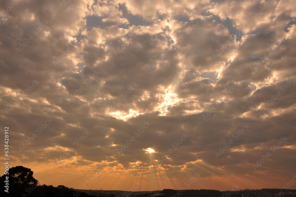 pôr do sol incrível, luz entre as nuvens pôr do sol incrível, luz entre as nuvens