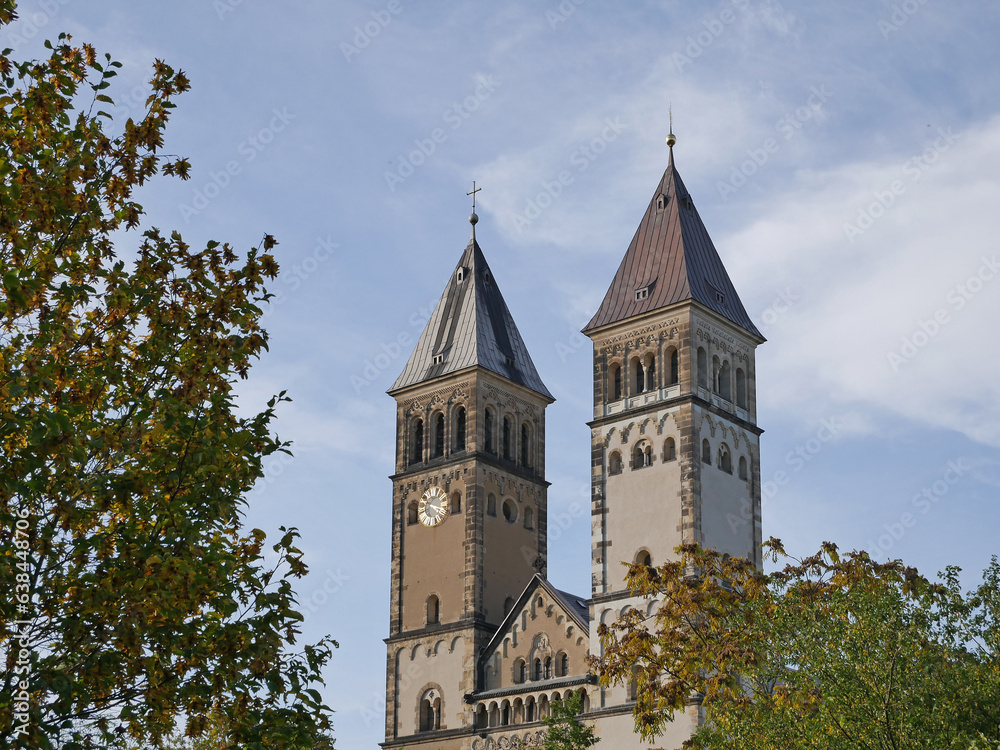 Doppeltürme der neuromanischen Taborkirche Leipzig im herbstlichen Abendlicht. Sachsen, Deutschland
