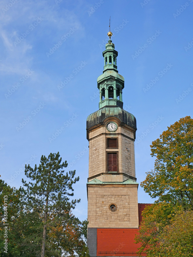 Turm der Markkleeberger Lutherkirche im herbstlichen Abendlicht. Sachsen, Deutschland
