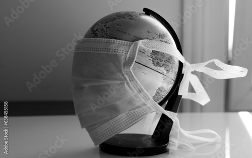 Fotomural World globe wearing surgical mask to fight corona virus covid 19 pandemic