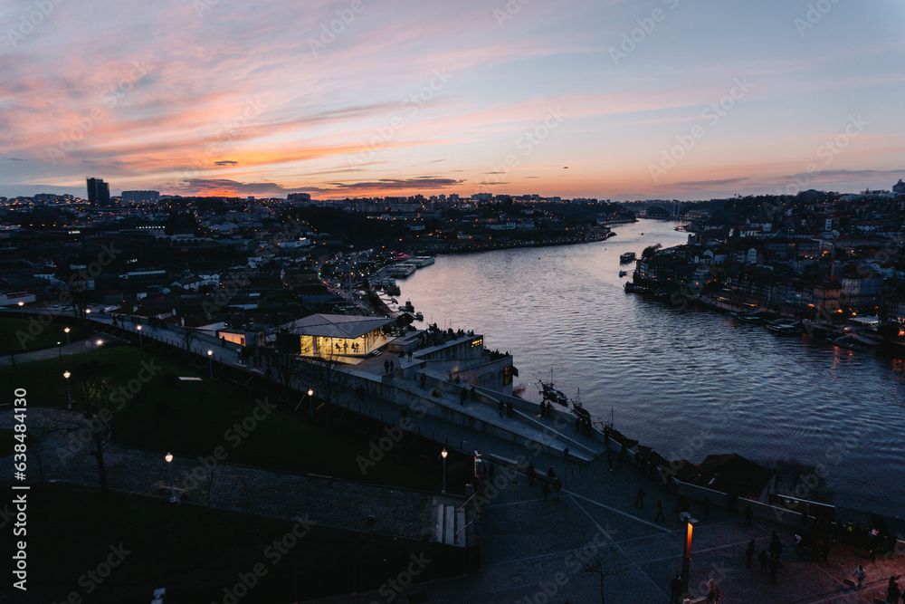Vista da Ponte D. Luís no Porto ao pôr-do-sol