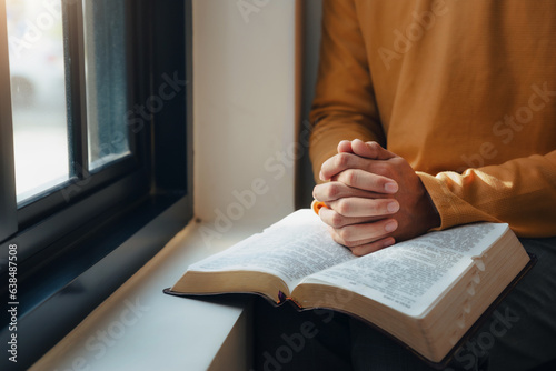 Papier peint A man hands folded holy bible by the window in library and church