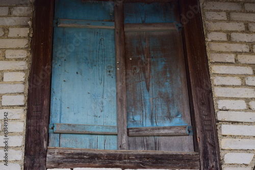 Altes Gebäude mit Holzfensterläden in braun blau, als Hintergrund für Design...