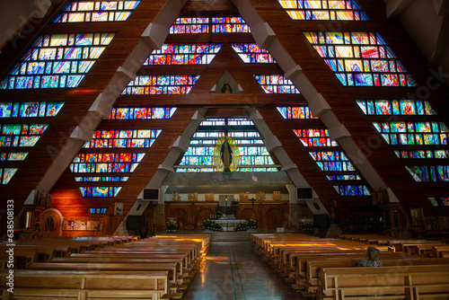 nowoczesna architektura wnętrza kościoła katolickiego z pięknymi witrażami