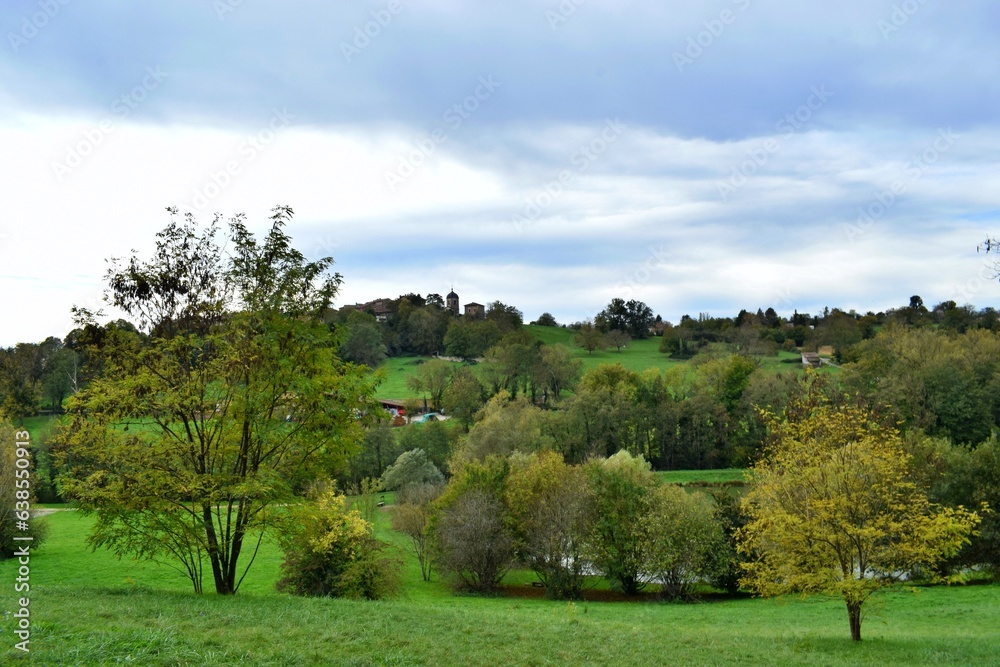 La campagne en France. Un paysage plein de vert et un ciel nuageux qui ...