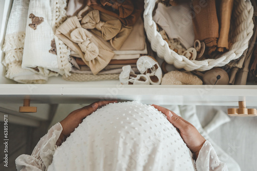 Εκτύπωση καμβά Pregnant woman is getting ready for the maternity hospital, packing baby stuff