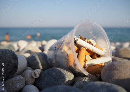 Foto A plastic cup full of cigarette