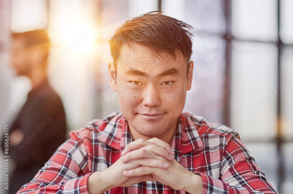 Obraz premium a successful businessman in a shirt sits at a table with folded hands.