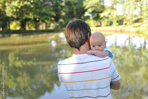 pai e filho bebê juntos em parque, amor paterno, primeiro dia dos pais  photo