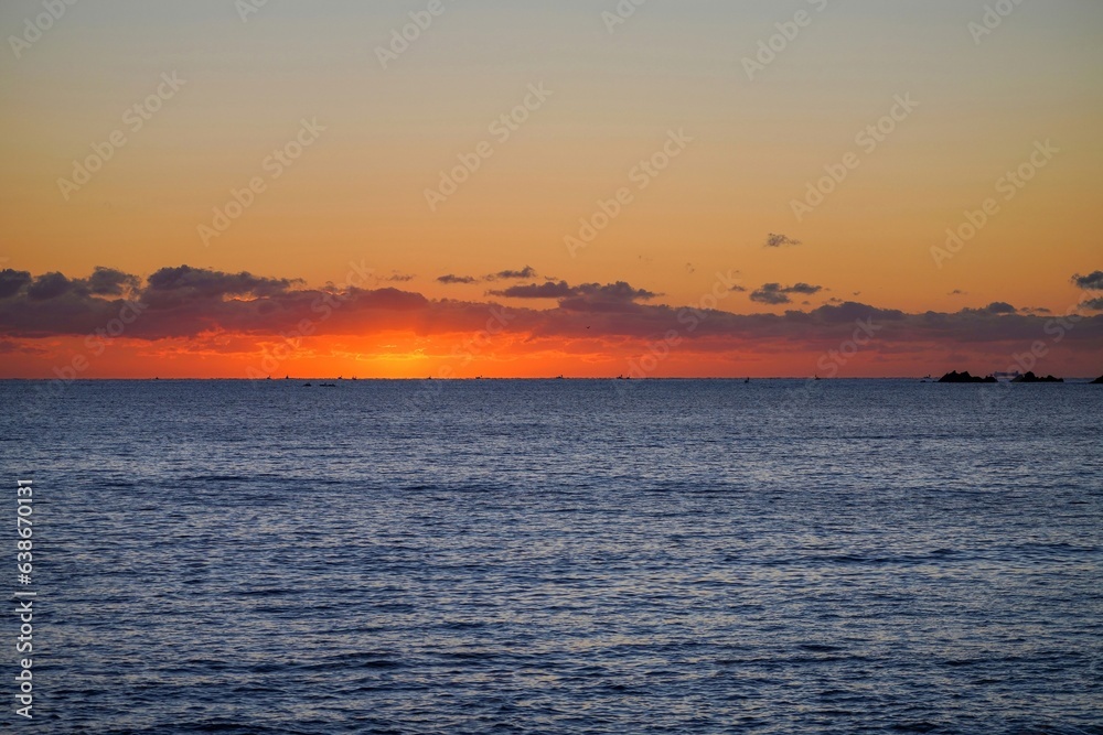 Naklejka premium 太平洋に朝日が昇る直前の幻想的な朝焼け情景