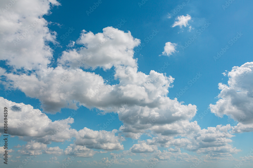 Fototapeta premium A clear blue sky with clouds and a white cloud in the sky.