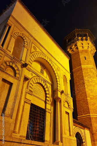 Mosquée la nuit dans la Médina de Tunis