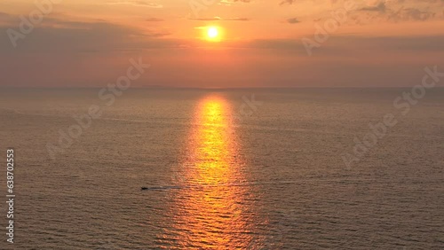 Tramonto rosso con riflesso del sole sul mare
Vista aerea della scia riflessa sull'acqua. photo