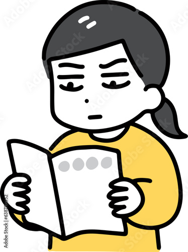 真剣に冊子を読む若い女性