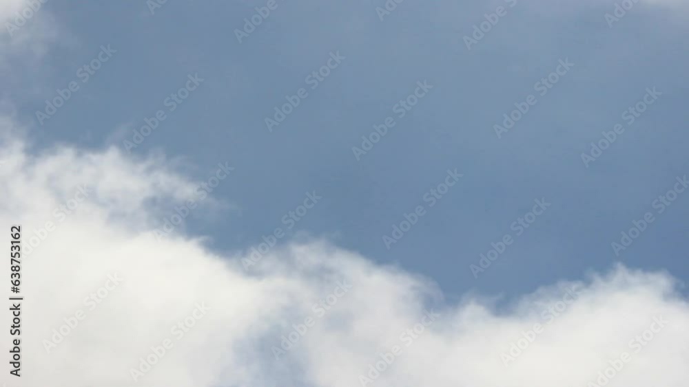 맑고 화창한 날씨속에서 흘러가는 구름과 태양빛