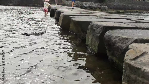 대한민국 제주도의 월대천 징검다리를 신나게 뛰어 다니는 아이들