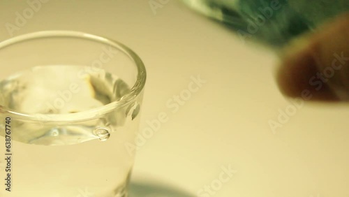 술잔에 술을 따르는 장면