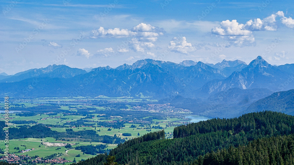 Blick von der Alpspitze in die Allgäuer Alpen bis hin zum Schloss Neuschwanstein