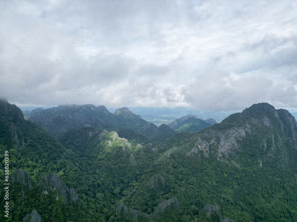 라오스 방비엥의 원시자연 풍경, 산맥과 춤추는 구름들