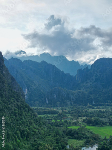 라오스 방비엥의 원시자연 풍경, 산맥과 춤추는 구름들 © rokacaptain