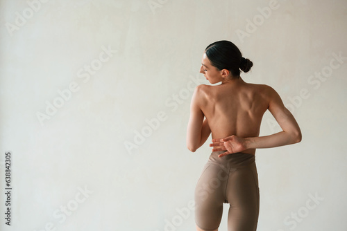 Konstfotografi Back view, showing the spine, without bra