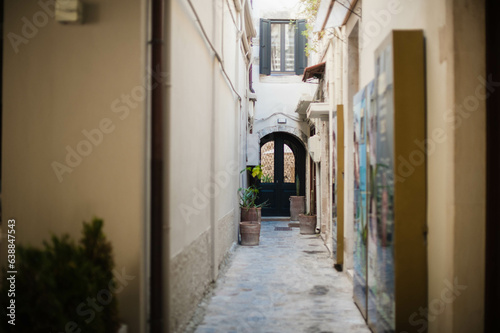 Narrow street in the old town of Crete © Julia Qazeder