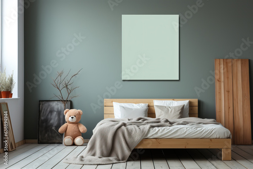 Minimalistisches Schlafzimmer im skandinavischen Stil mit Doppelbett und einer leeren Leinwand als Platzhalter an der grünen Wand. 