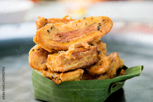 Foto Fried banana in a street food stall in the city of Bangkok in Thailand