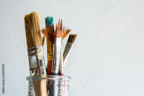 Conjunto de pinceles de arte sobre fondo blaco y oscuro. Manualidades.  Verticales.