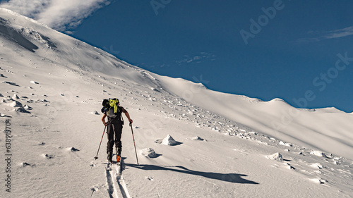 Foto Skitourengänger auf einem alten Lawinenkegel im Aufstieg zum Risetenpass