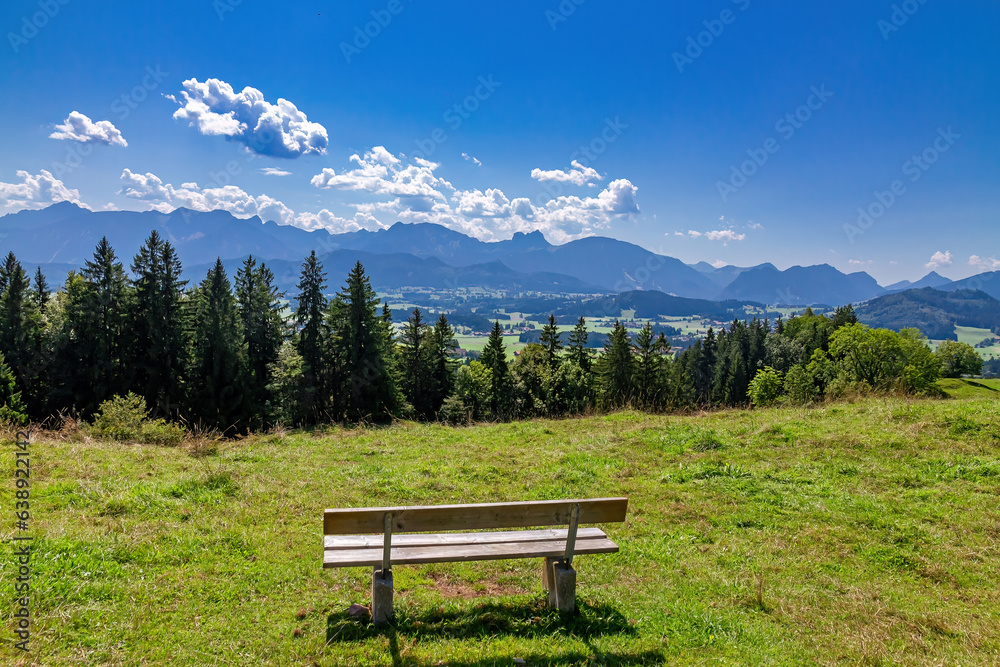 Ruhbank am Wanderweg Richtung Alpe Beichelstein bei Seeg im Ostallgäu Ruhbank am Wanderweg Richtung Alpe Beichelstein bei Seeg im Ostallgäu