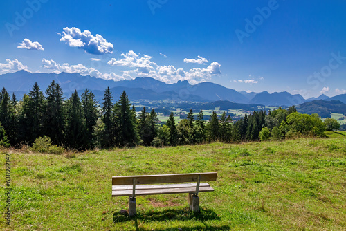 Ruhbank am Wanderweg Richtung Alpe Beichelstein bei Seeg im Ostallgäu