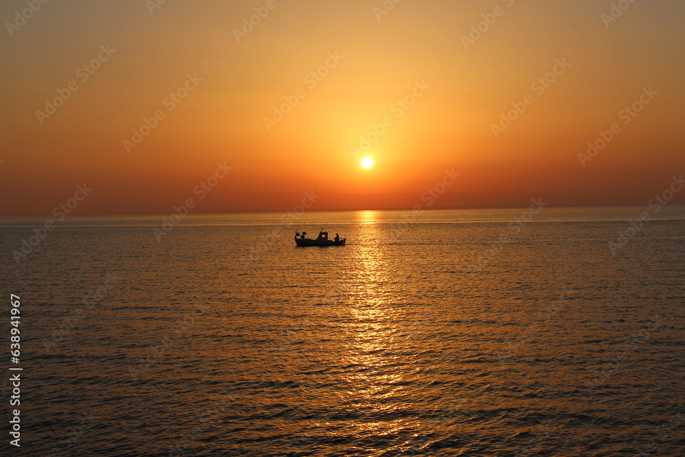Coucher de soleil sur barque