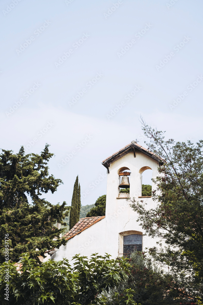 Vue sur la chapelle et clocher du village de Palalda à Amélie-les-Bains dans les Pyrénées Atlantique, France