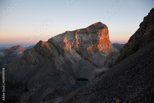 pico cilindro en pirineos al amanecer © kmendian