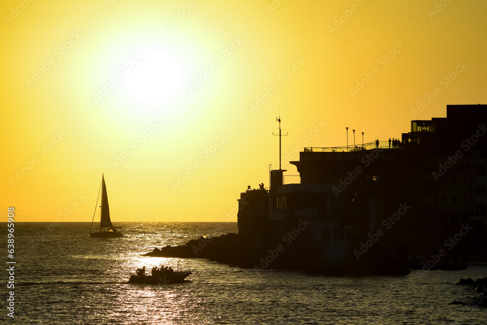 atardecer de verano en San Sebastian Donostia puerto bahia de la Concha mar barcos