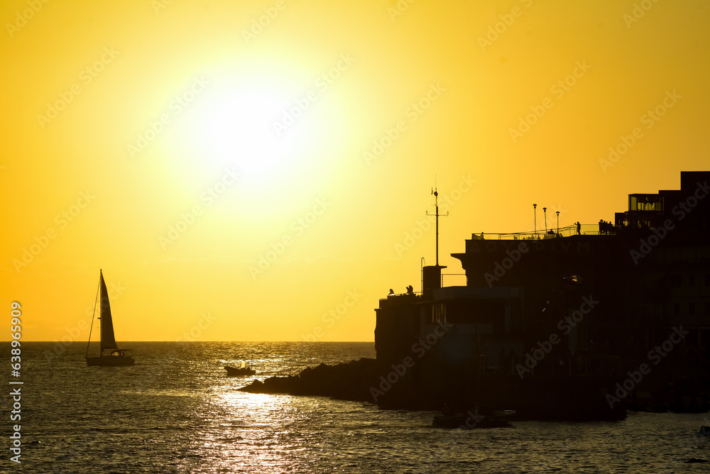 atardecer de verano en San Sebastian Donostia puerto bahia de la Concha mar barcos