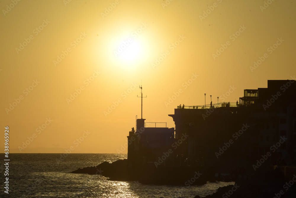 atardecer de verano en San Sebastian Donostia puerto bahia de la Concha mar barcos sol
