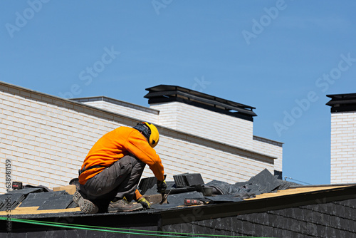Obrero instalando un tejado de pizarra. 