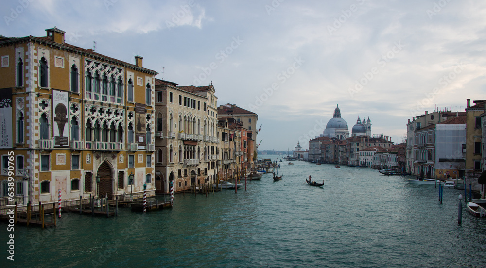 Fototapeta premium Canal perspective