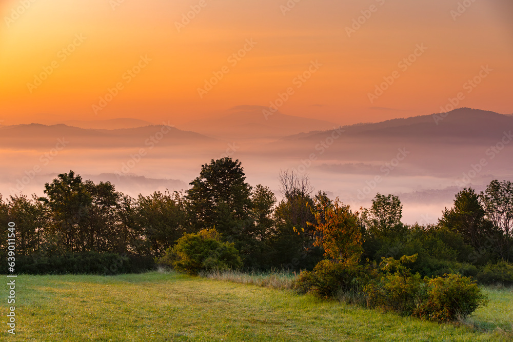 Krajobraz górski, letni urlop i relaks w górach. Wschód słońca i miłe, ciepłe światło. Beskidy, Polska