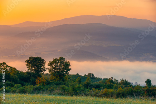 Fototapeta Naklejka Na Ścianę i Meble -  Krajobraz górski, letni urlop i relaks w górach. Wschód słońca i miłe, ciepłe światło. Beskidy, Polska