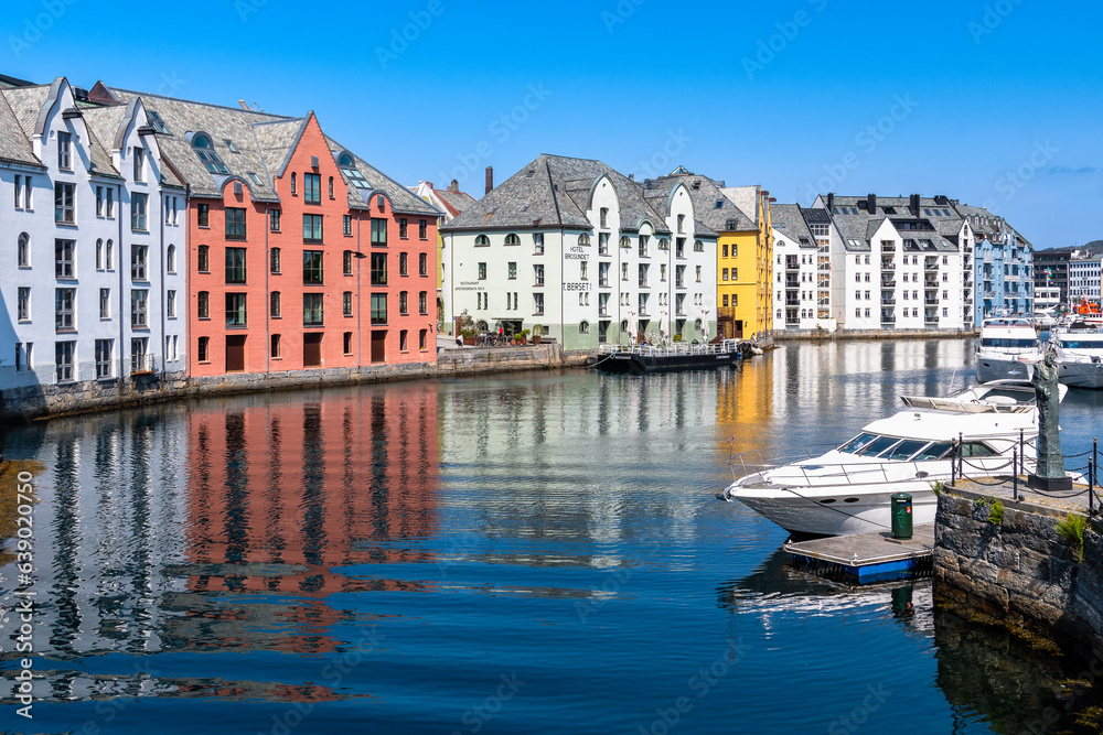 Ålesund ist eine Hafenstadt an der Westküste von Norwegen und liegt am Eingang zum Geirangerfjord