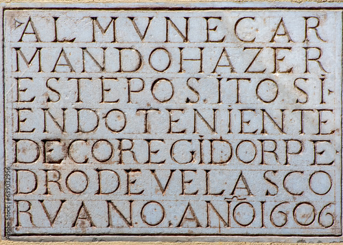 Lapida tallada en el Ayuntamiento de Almuñécar, España