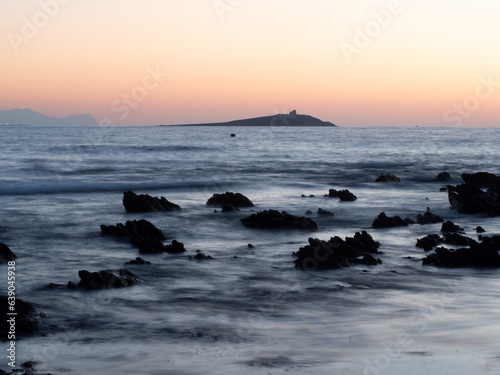 l isola delle femmine in lontananza  al tramonto  vista dalla spiaggia di Sferracavallo